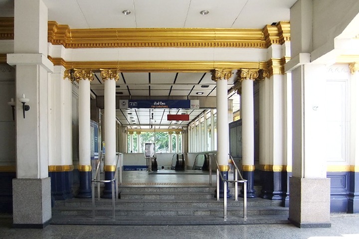 An entrance to the Hua Lamphong Station of the underground MRT - SiamBangkokMap